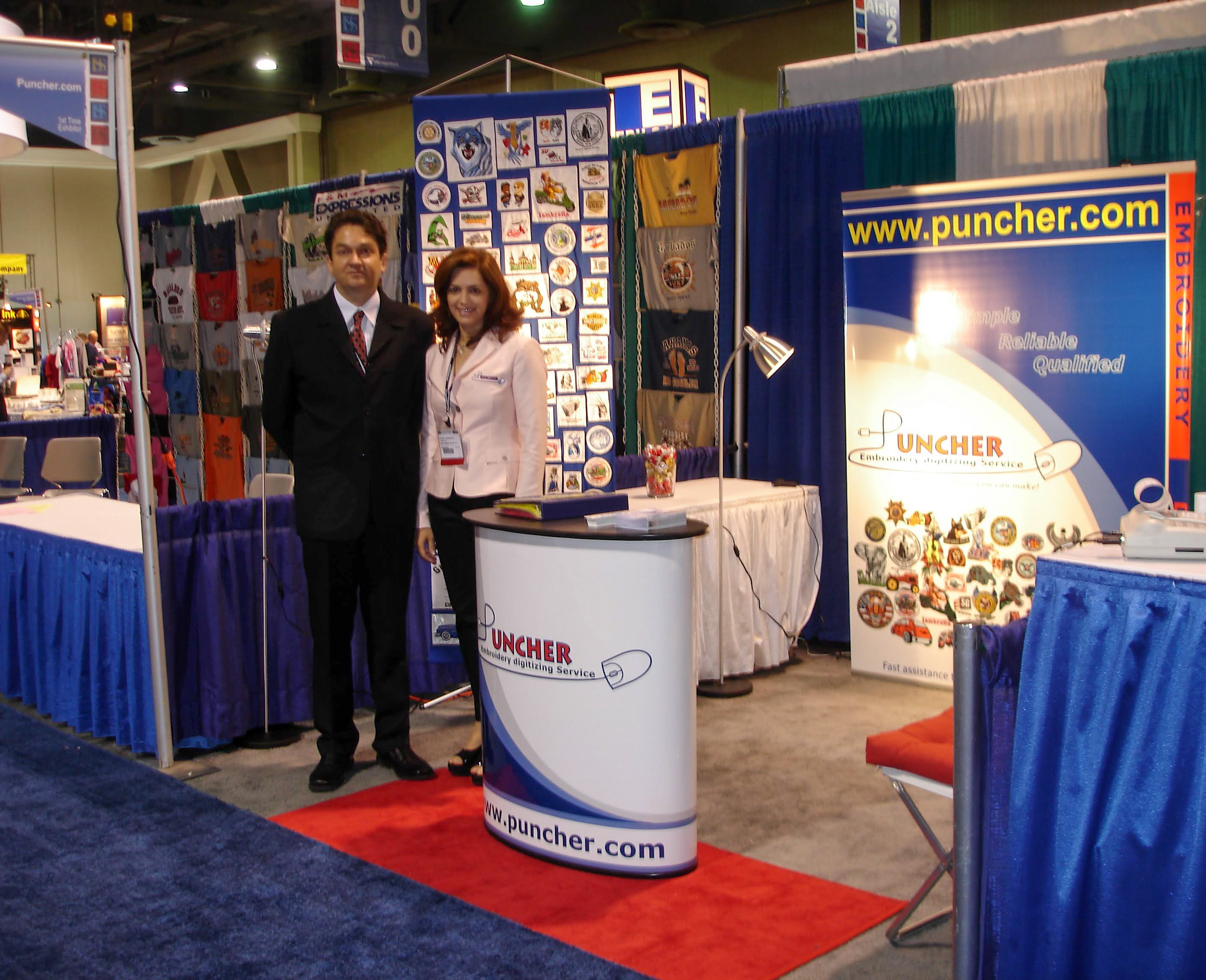 Puncher.com-Stand auf der ISS Long Beach Messe mit Stickerei-Digitalisierungsmustern