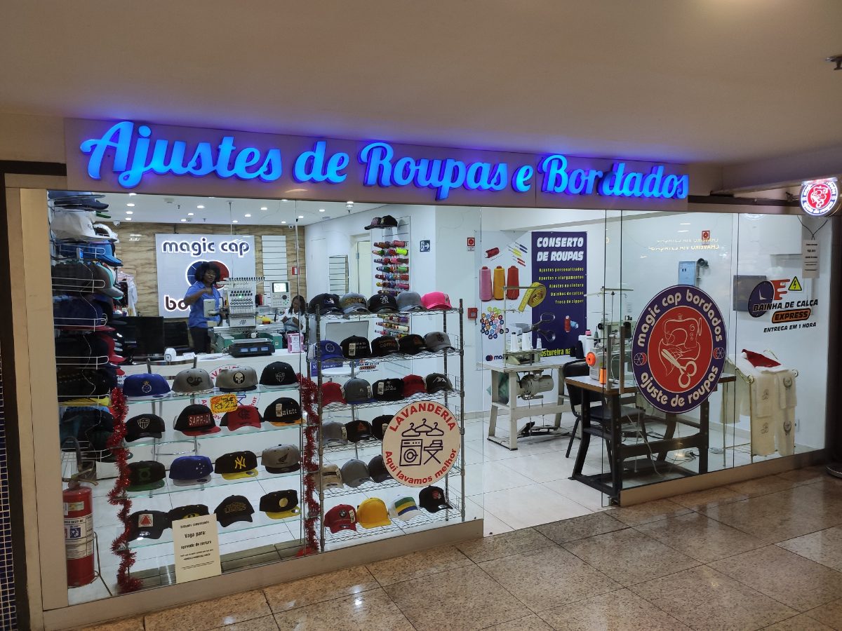 Magic Cap shop storefront with embroidery machine visible, Belo Horizonte 2020