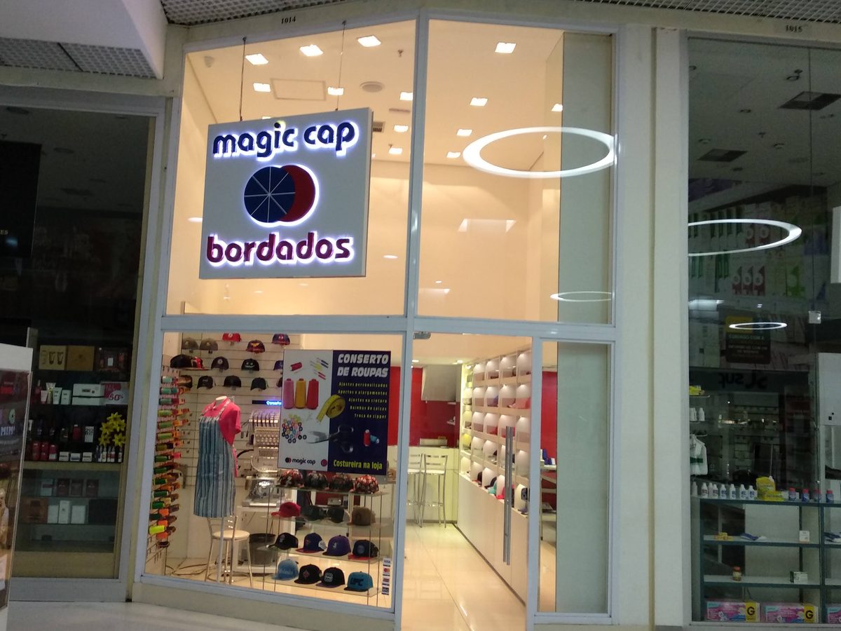 Magic Cap embroidery shop storefront at Partage Shopping, Betim 2017